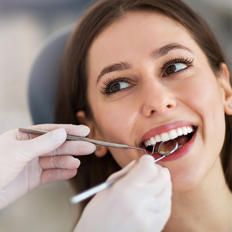 La odontología estética es una especialidad de la odontología que busca obtener resultados estéticos en la sonrisa a través de procedimientos como el diseño de sonrisa, carillas o blanqueamiento.