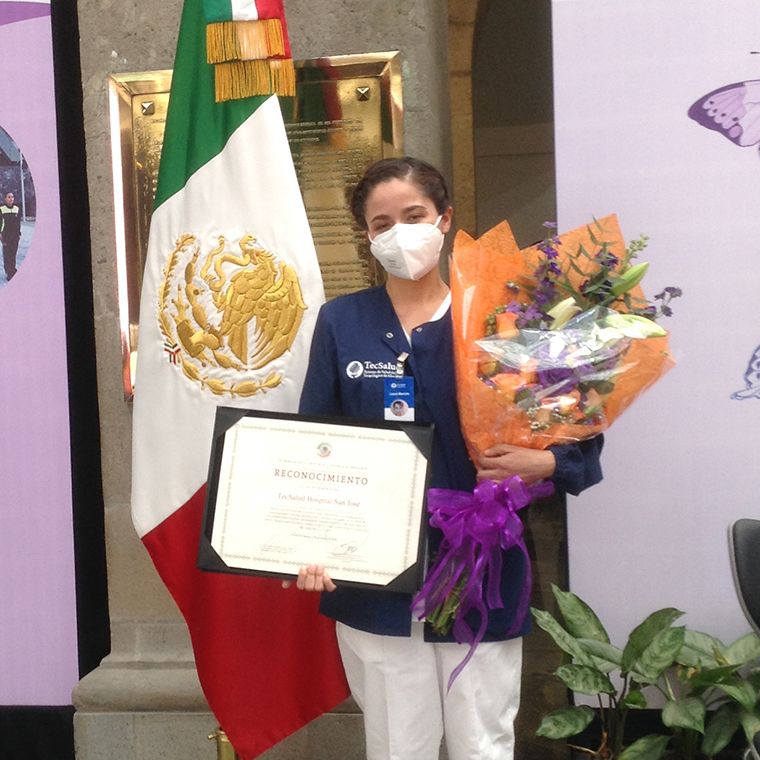 Laura Marcela Dávila, enfermera especialista de Terapia Intensiva del Hospital San José, como representante de TecSalud para recibir el reconocimiento.