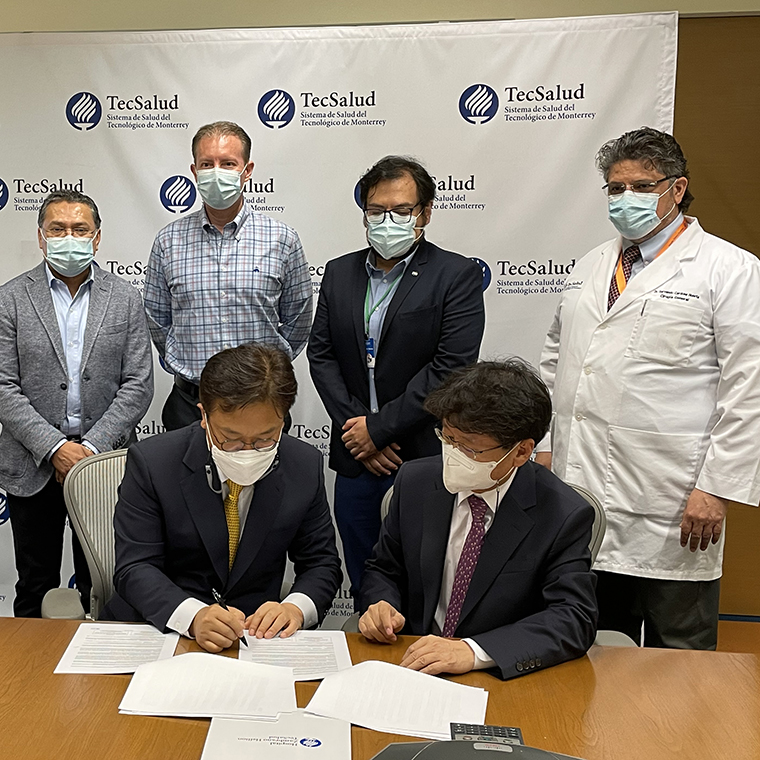 Firma de protocolo para terapia celular contra COVID-19.