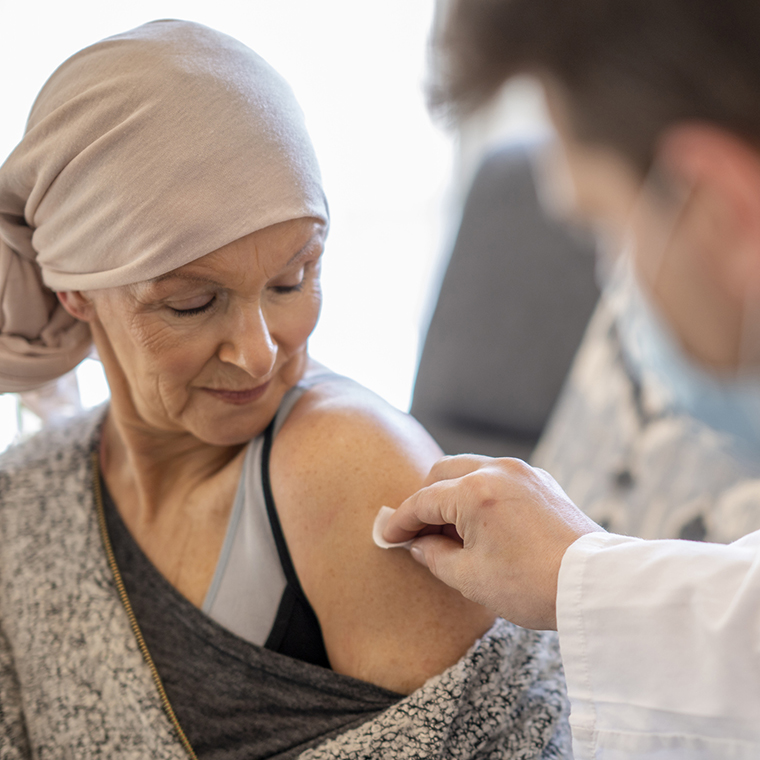 Especialistas de TecSalud recomiendan a las personas que padecen cáncer vacunarse contra COVID-19.