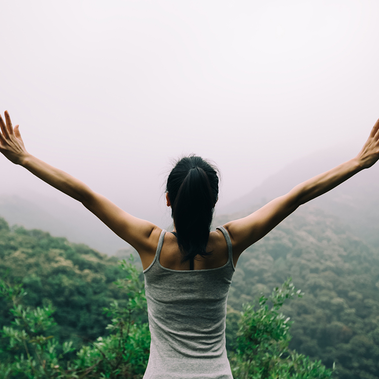 Grupo de pacientes realizan Shinrin-Yoku, terapia de inmersión en la naturaleza, en combinación con Mindfulness, terapias conocidas por traer consigo muchos beneficios para la salud.