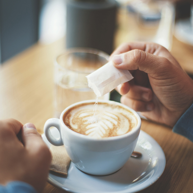 Especialistas recomiendan limitar el consumo de bebidas azucaradas a dosis diarias, y en cuanto a los edulcorantes artificiales, máximo dos sobres diarios.