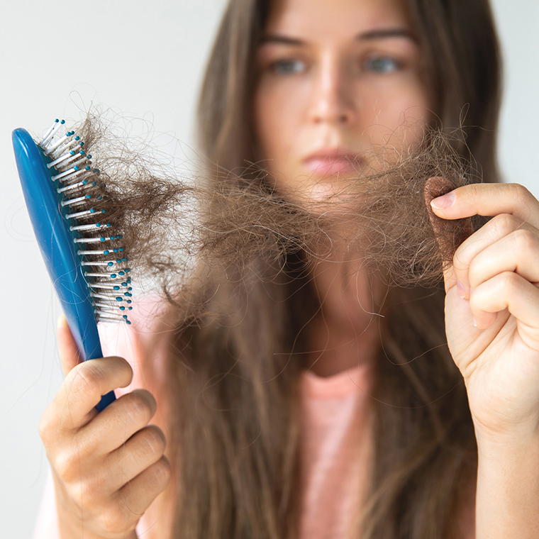 La caída del cabello es un motivo de consulta muy frecuente, pero es importante que sepas que una persona puede perder hasta 100 cabellos al día.