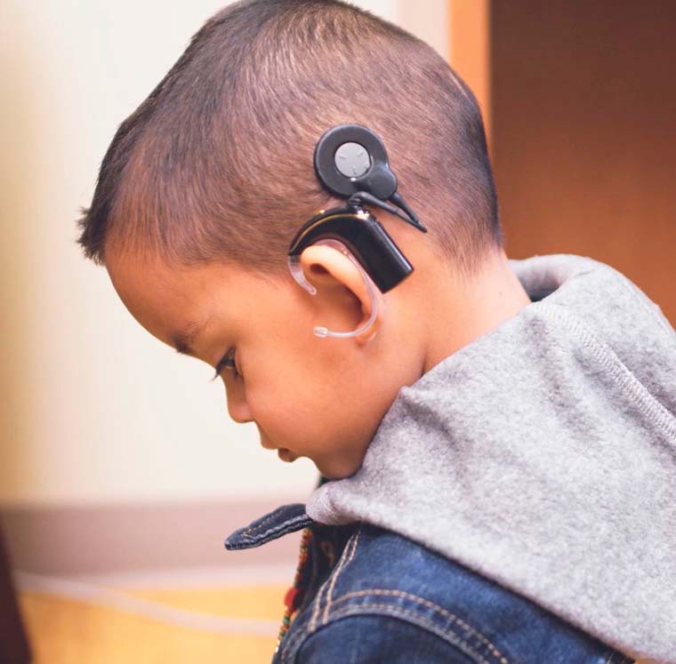Conoce la historia de Luis Daniel, niño con sordera profunda que volvió a escuchar gracias a un implante coclear realizado en TecSalud