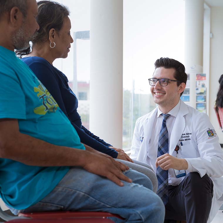 Médicos regalan tiempo, conocimiento y dedicación al ofrecer sus servicios de manera altruista para ayudar a personas necesitadas.