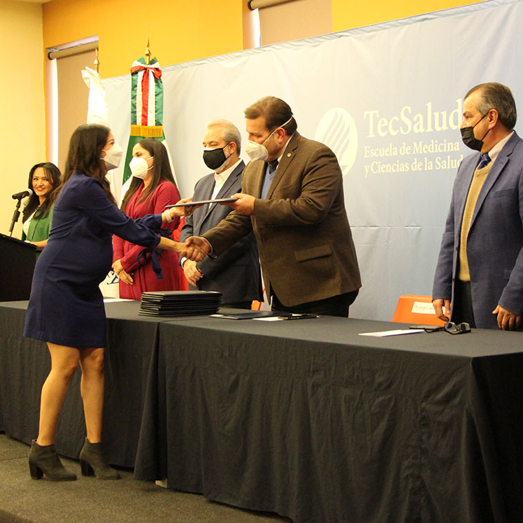 Médicos especialistas reciben reconocimiento por finalizar una nueva etapa en su carrera profesional.