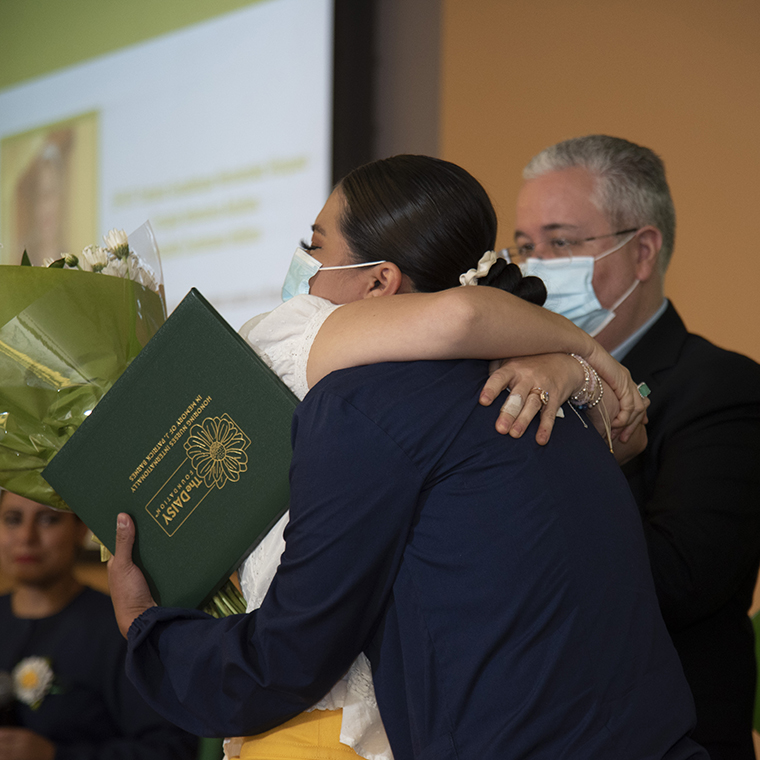 Personal de enfermería de TecSalud es reconocido por sus pacientes con premio DAISY.