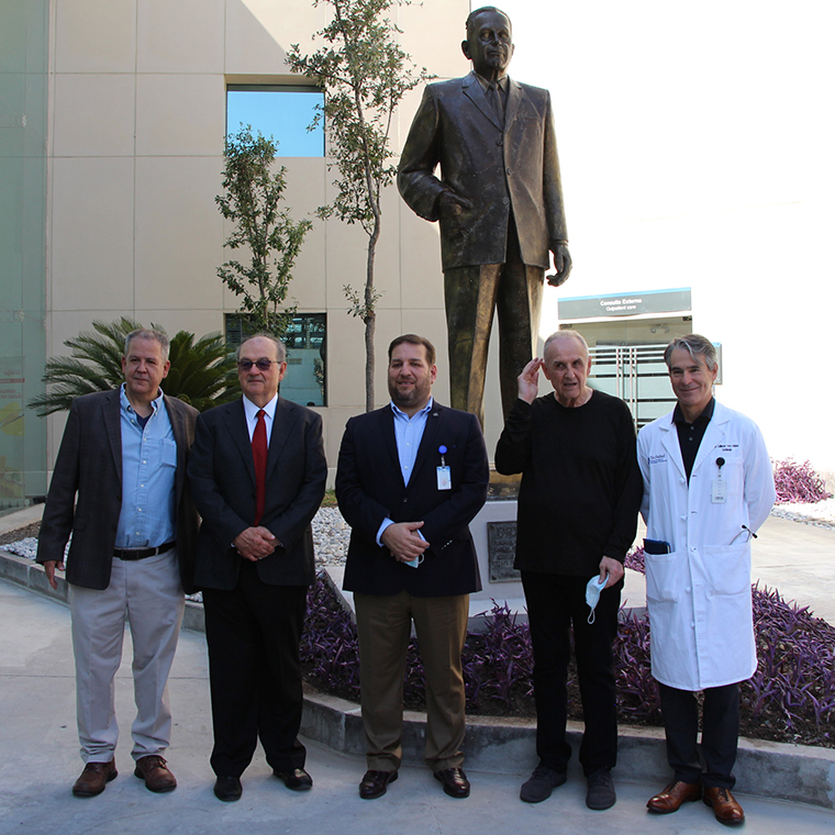 Realizan homenaje a don Ignacio A. Santos con develación de estatua.