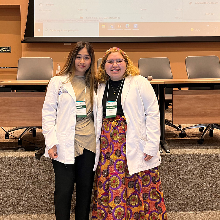 Hillary Gisselle Ayala y Frida Victoria Leos ganadoras del concurso “Iniciativas de Liderazgo Estudiantil”.