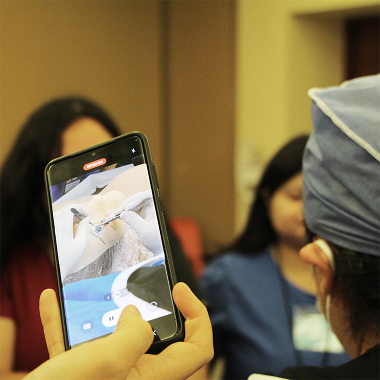 Durante el taller de trasplante de córnea se utilizaron maniquís para simular la procuración del tejido.