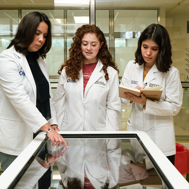 Celebra Escuela de Medicina 45 años formando profesionales de la salud