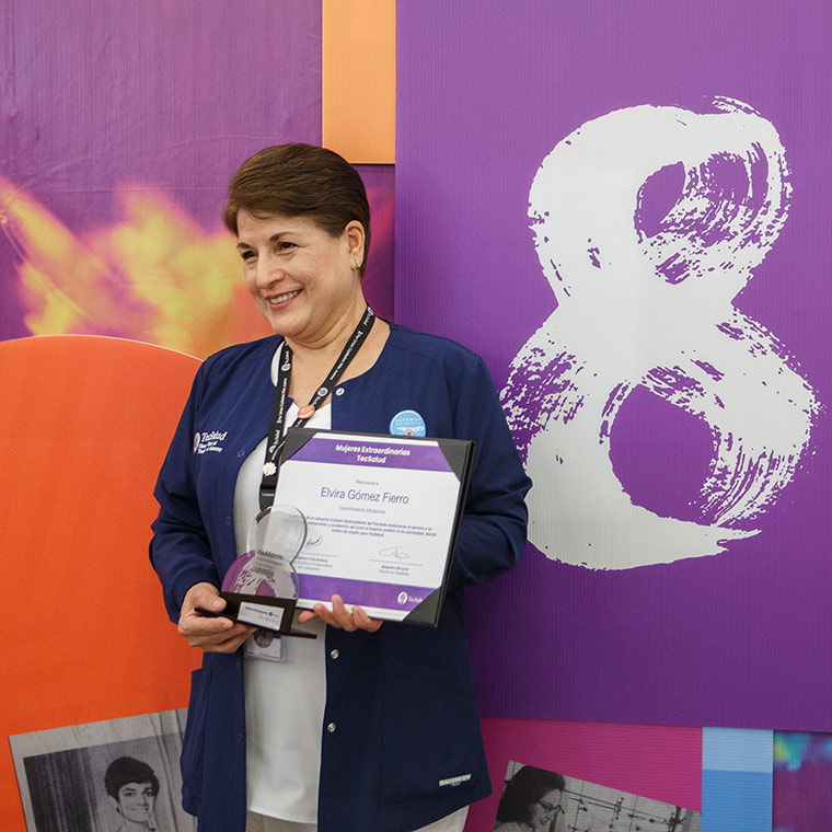 En TecSalud fueron reconocidas 8 mujeres extraordinarias.