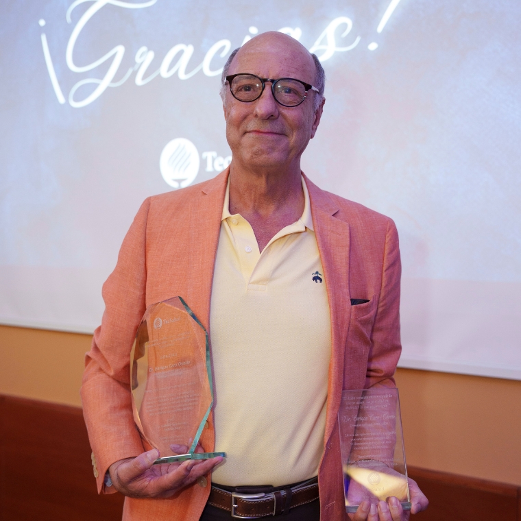 Rinden homenaje al Dr. Enrique Caro Osorio por trayectoria de más de 38 años