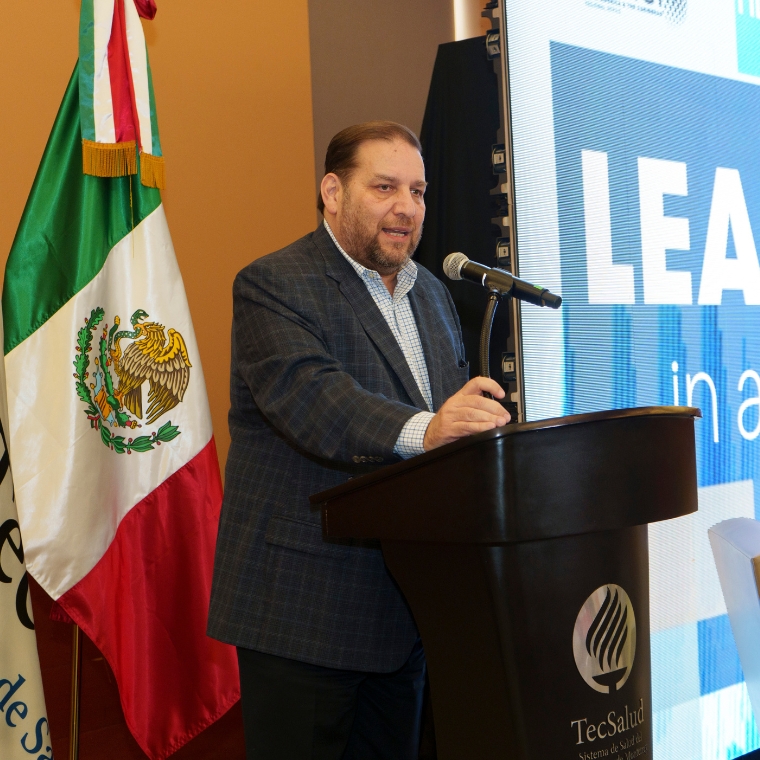 Académico Tec recibe premio internacional en educación médica