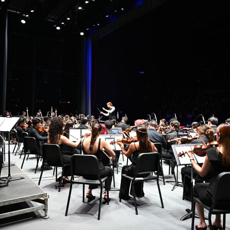 Alondra de la Parra junto a la Orquesta Sinfónica del Tec de Monterrey
