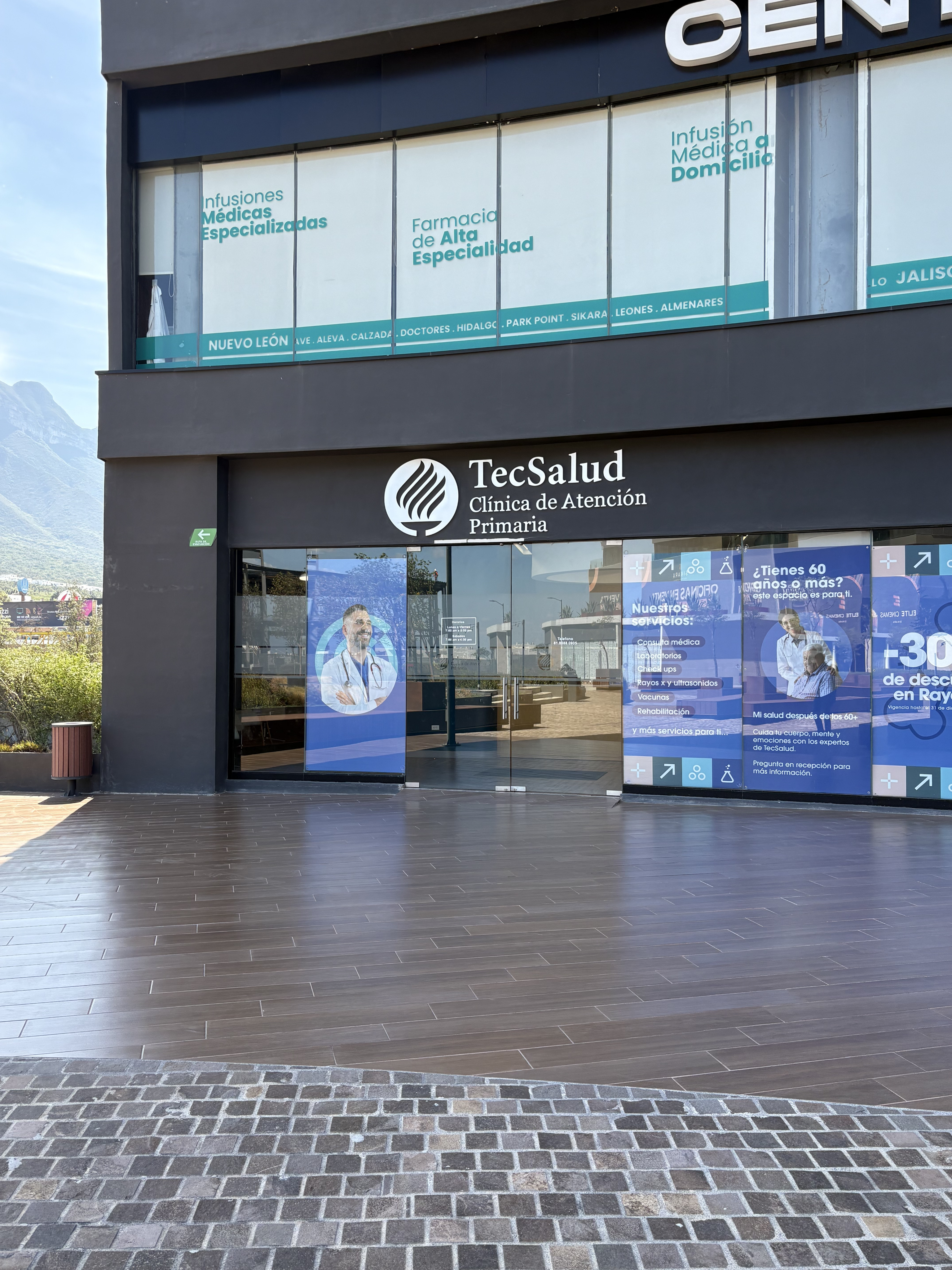 Entrada principal de clínica TecSalud Cumbres