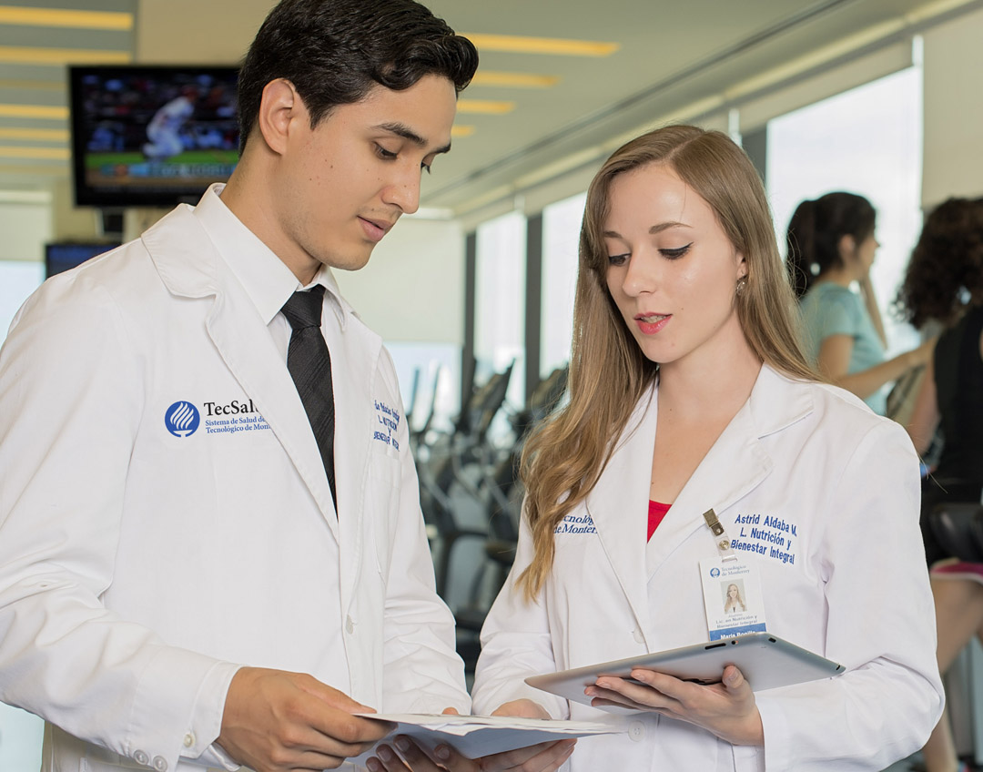 Profesionales de salud revisando documentos clínicos