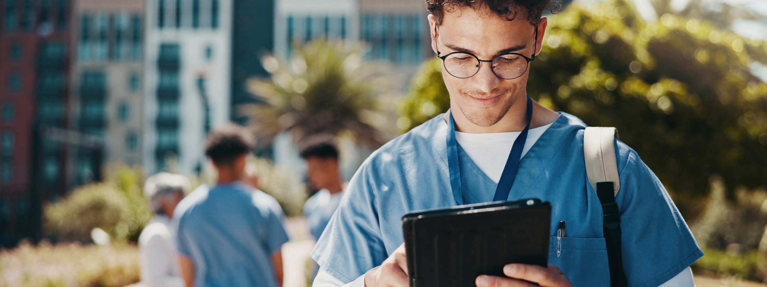 Estudiante de medicina TecSalud usando tablet