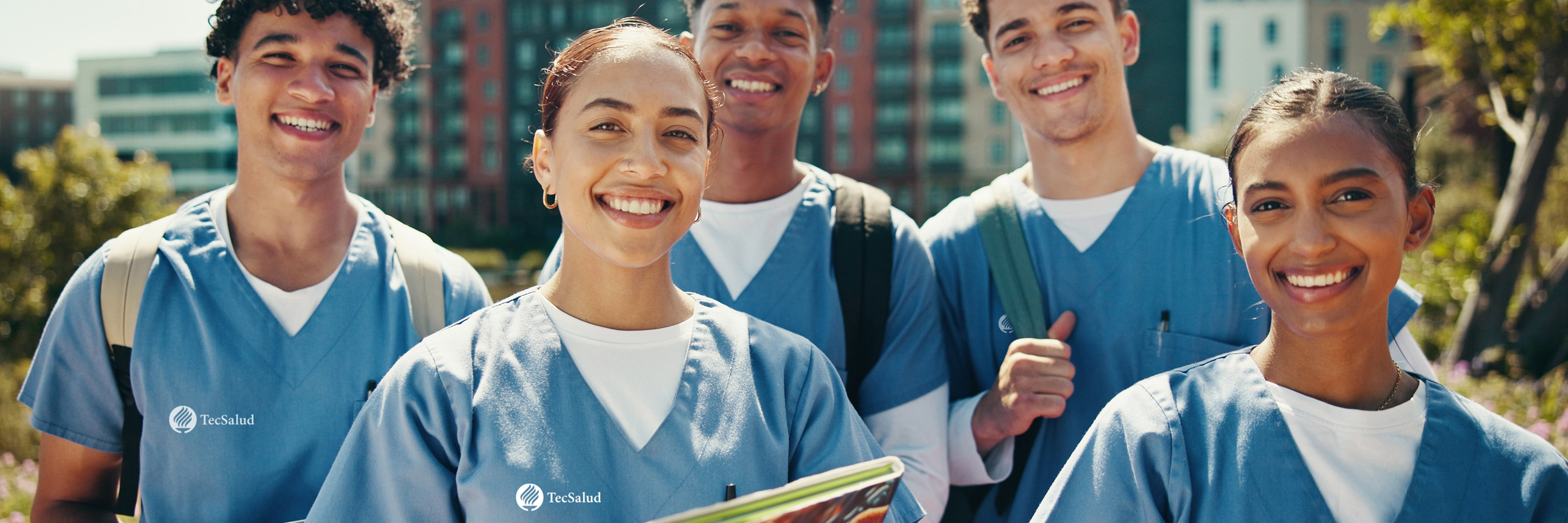 Estudiantes de medicina TecSalud sonriendo al aire libre