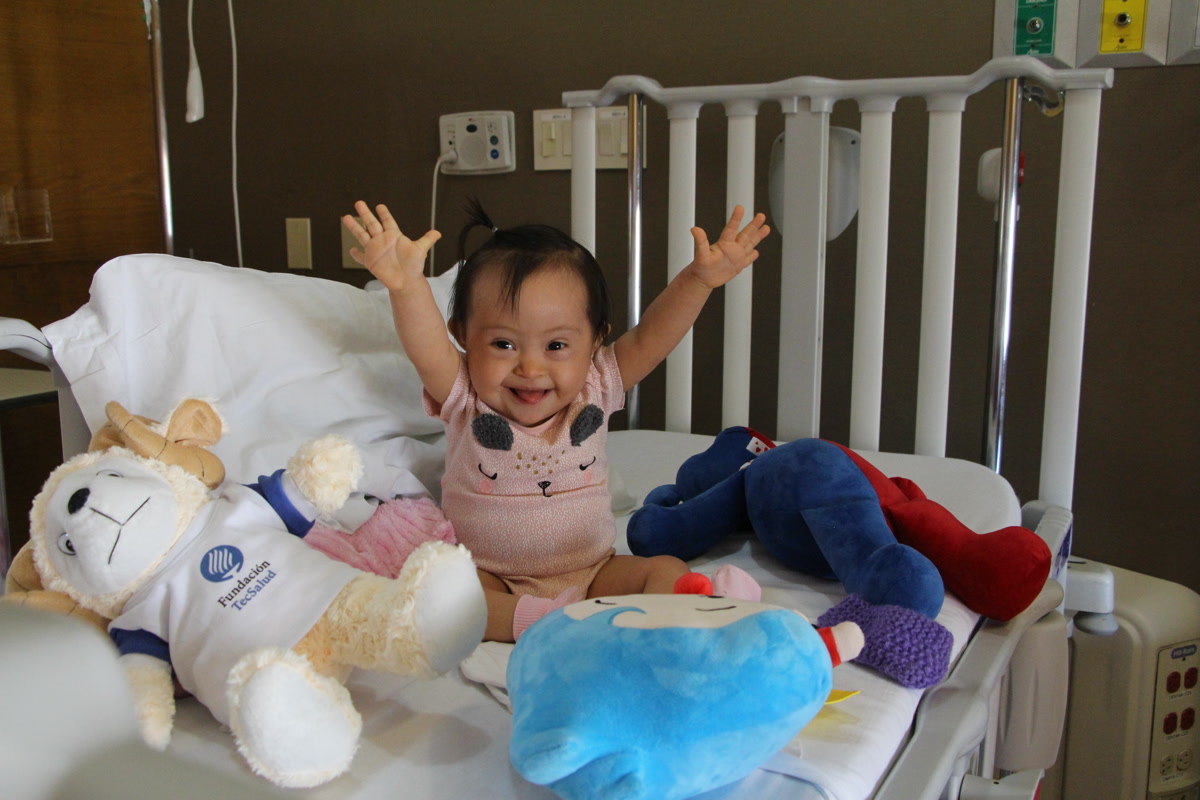 Paciente de cardiología pediátrica recibiendo atención en Fundación TecSalud