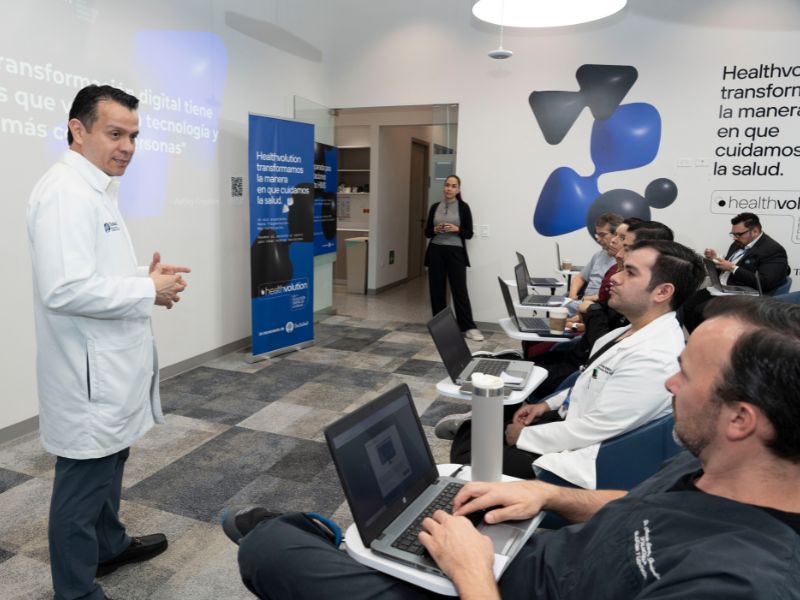Especialistas en Oftalmología en capacitación HIMS
