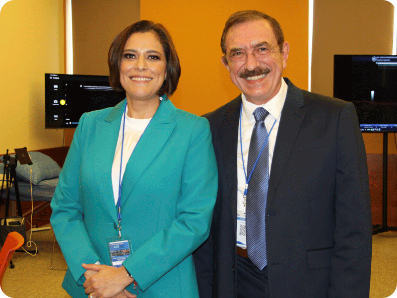 Doctora Karina Silva Luna (izq.) y doctor Mario Alberto Garza Elizondo (der.), especialistas en reumatología.