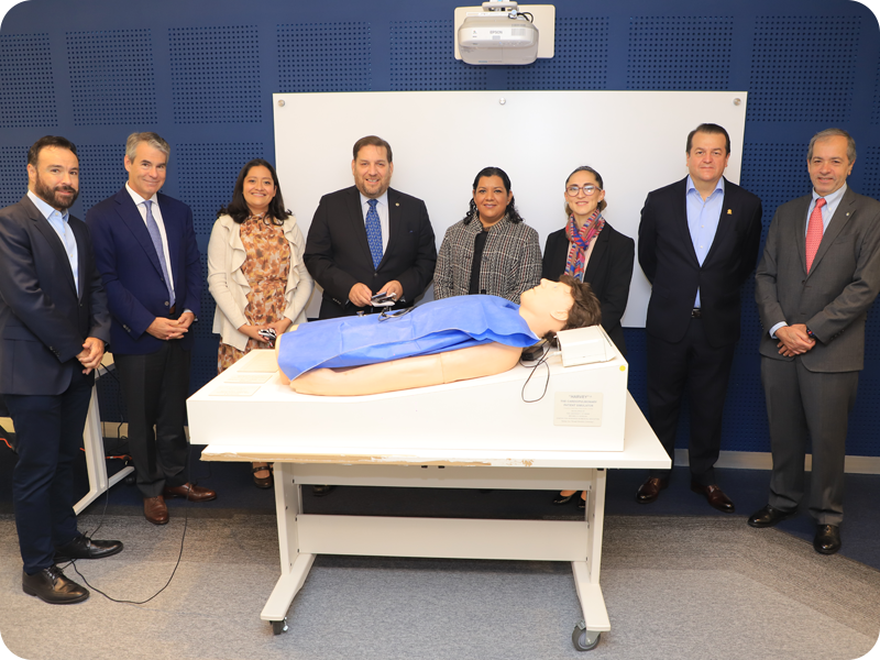 Foto grupal durante inauguración de Centro de Simulación Clínica en CDMX.