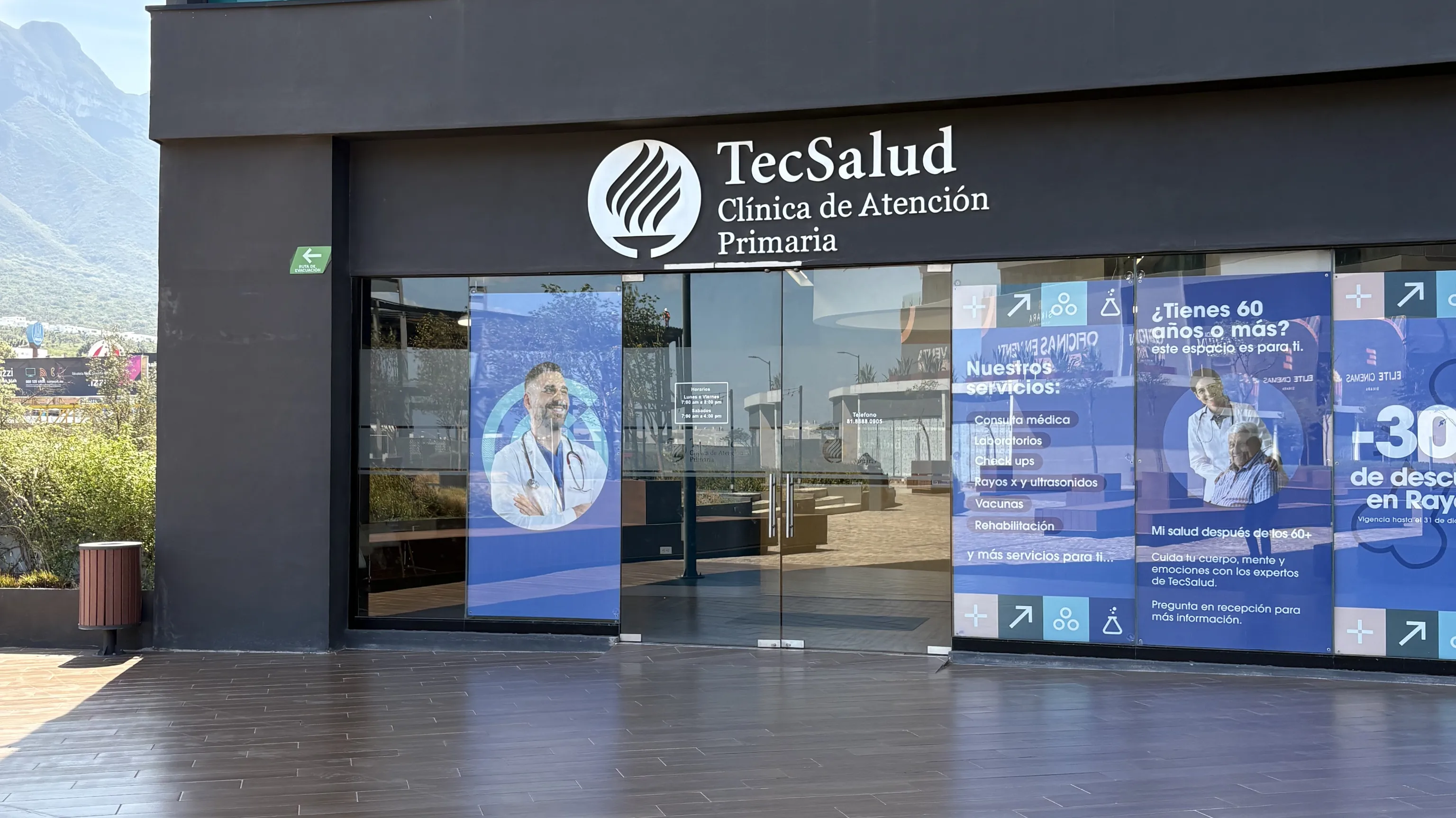 Entrada principal de clínica TecSalud Cumbres