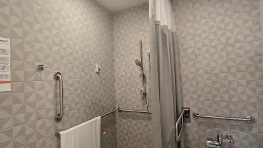 Baño adaptado para pacientes hospitalarios