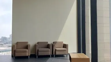 Área de descanso con luz natural