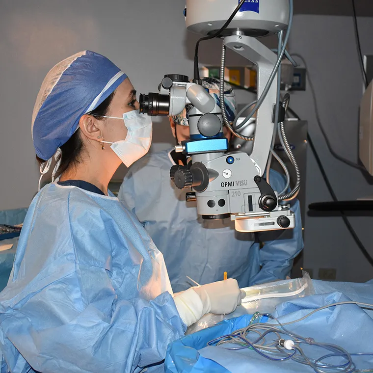 Cirujana TecSalud realizando procedimiento con microscopio