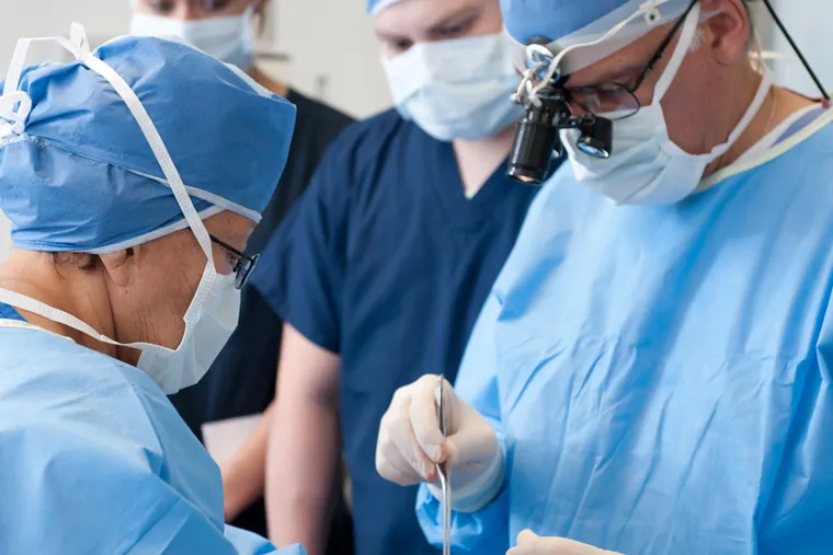 Cirujanos TecSalud realizando procedimiento en quirófano