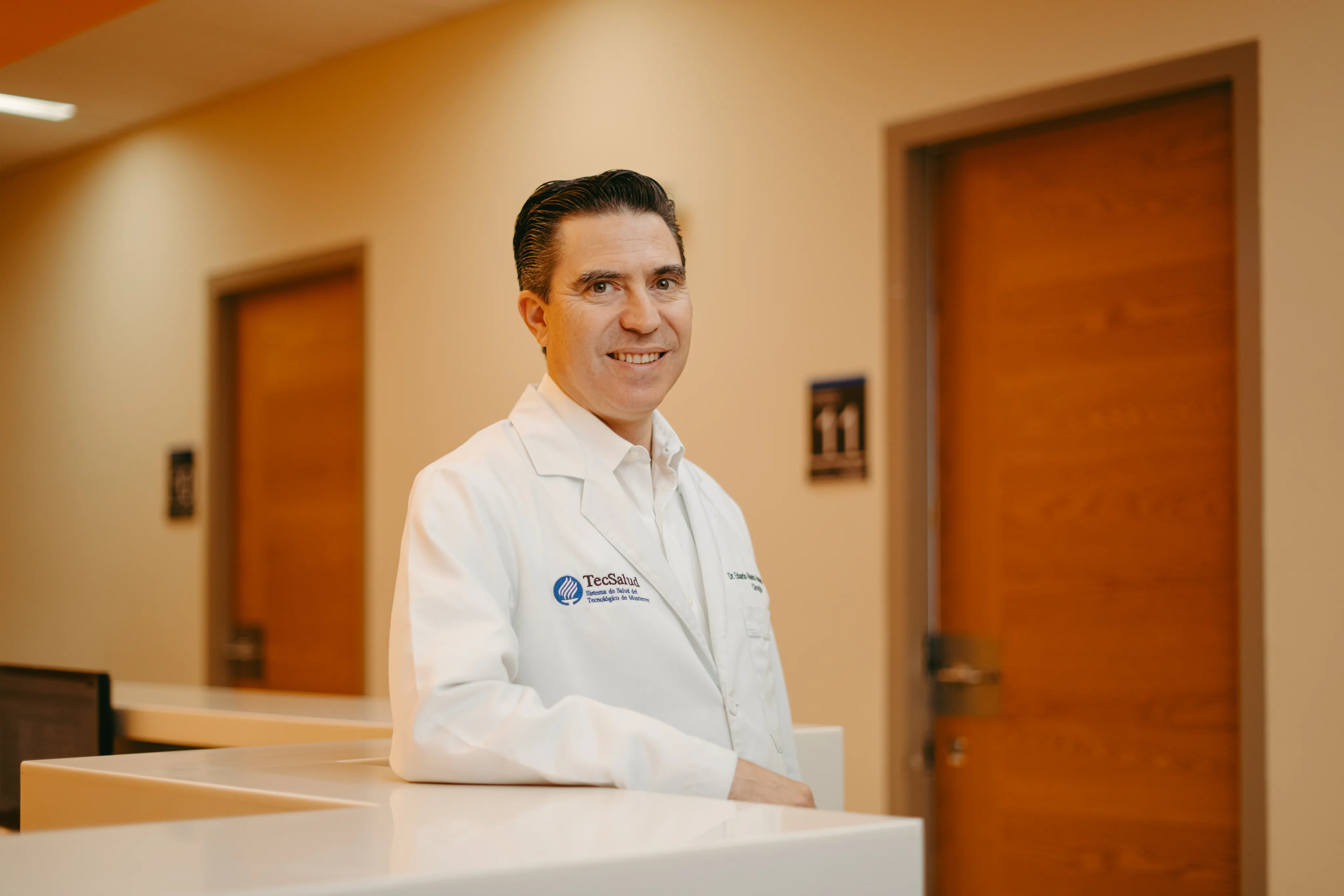 Médico TecSalud en área de credencialización