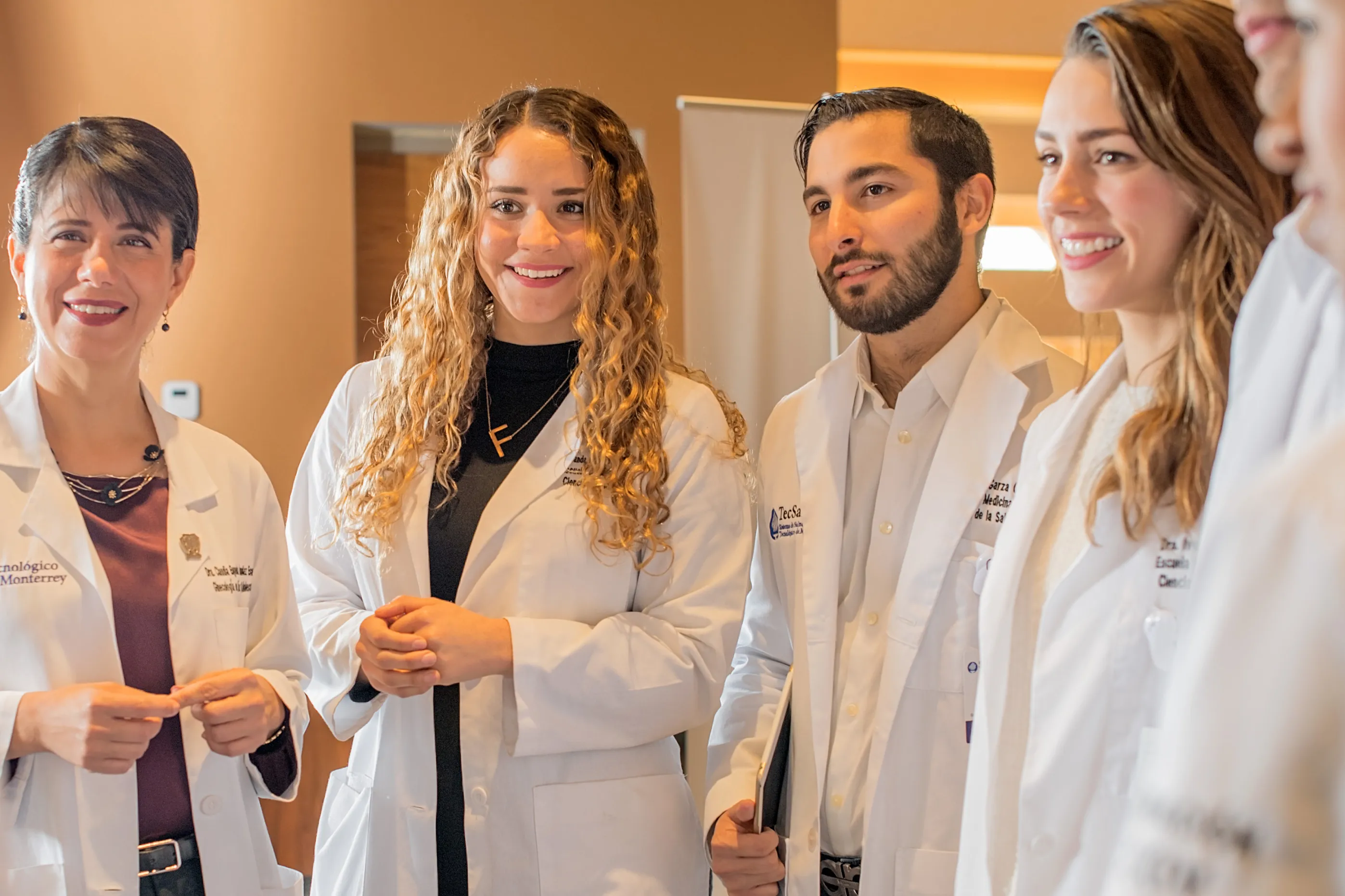 Grupo de médicos residentes TecSalud reunidos