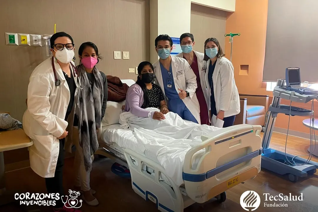 Médicos TecSalud atendiendo felizmente a paciente