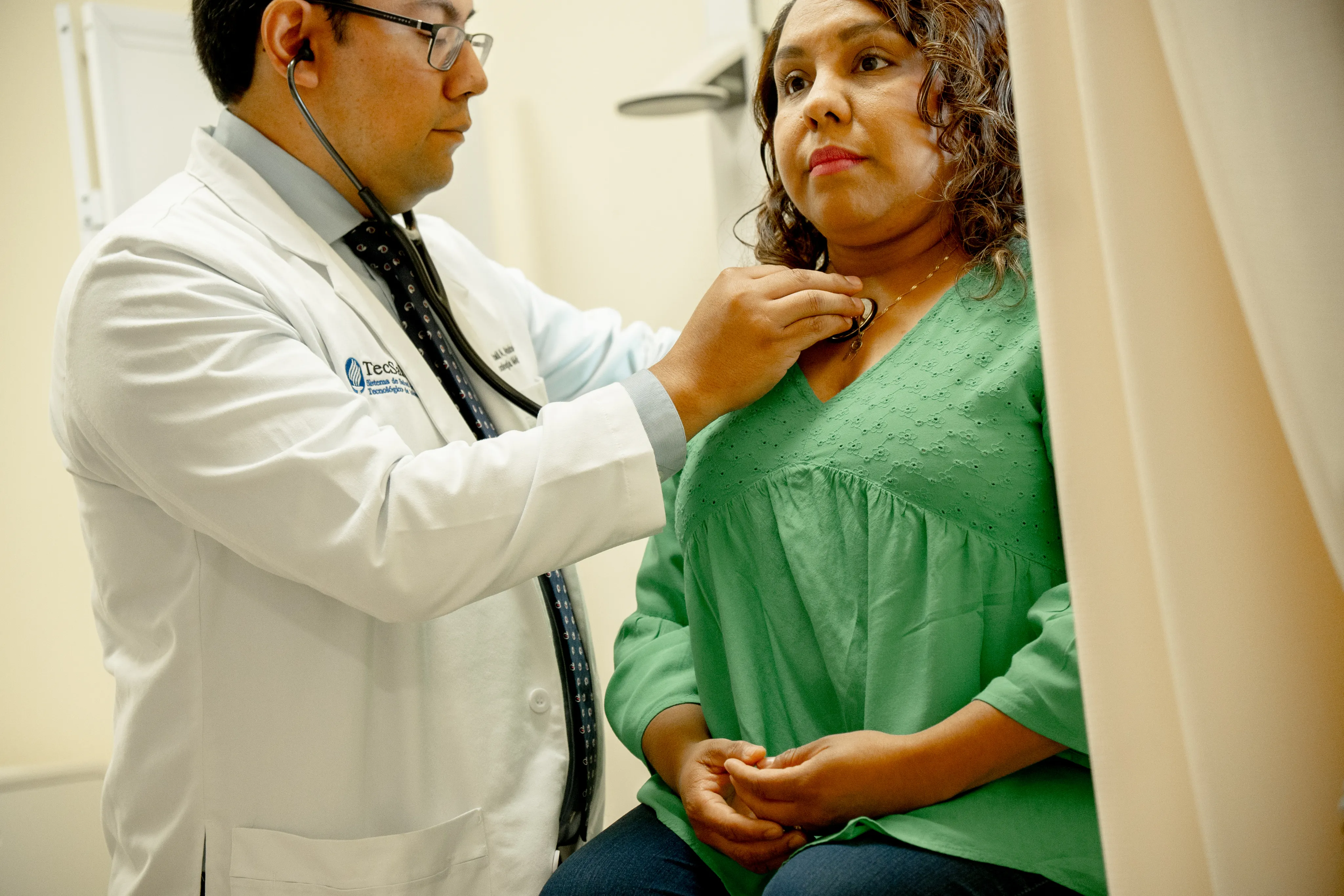 Médico TecSalud revisa a una paciente