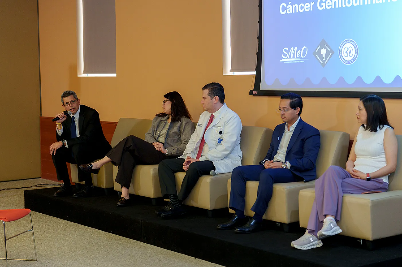 Experto presenta en simposio avances en cáncer de próstata