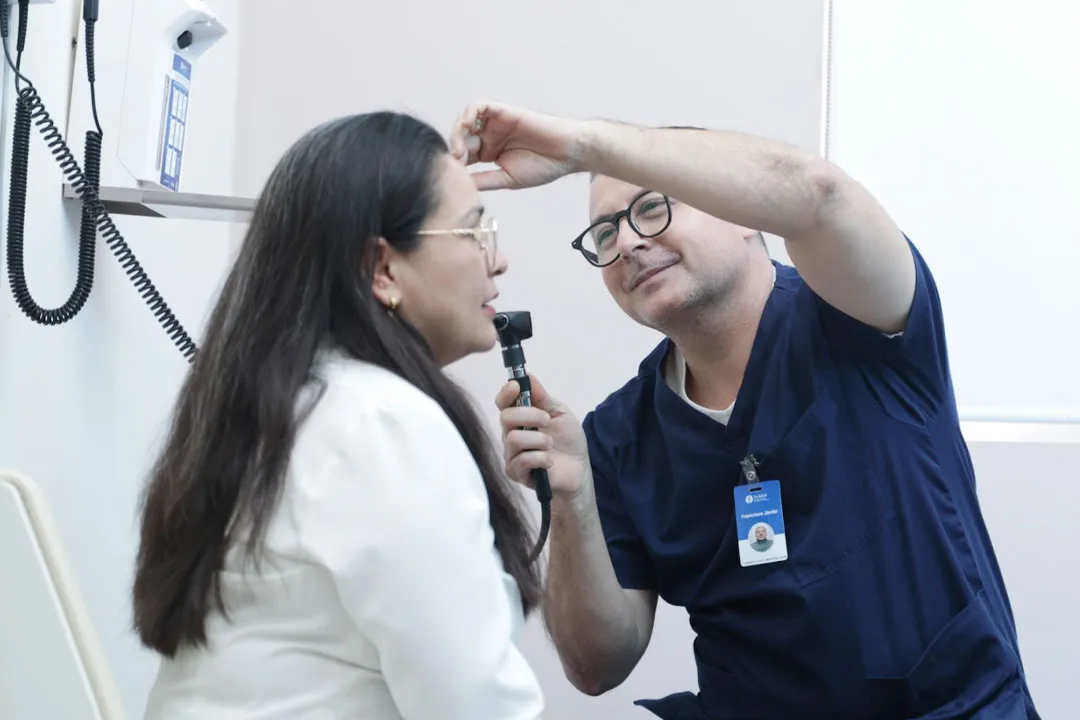 el Centro de Salud Integral ofrece servicios médicos de bajo costo y cuenta con un área de Trabajo Social que brinda apoyo a personas de recursos limitados.