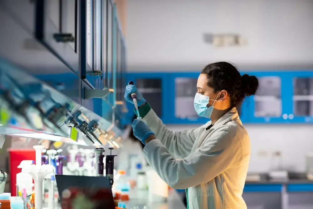 Doctora de Tecsalud tratando muestras de protocolo médico