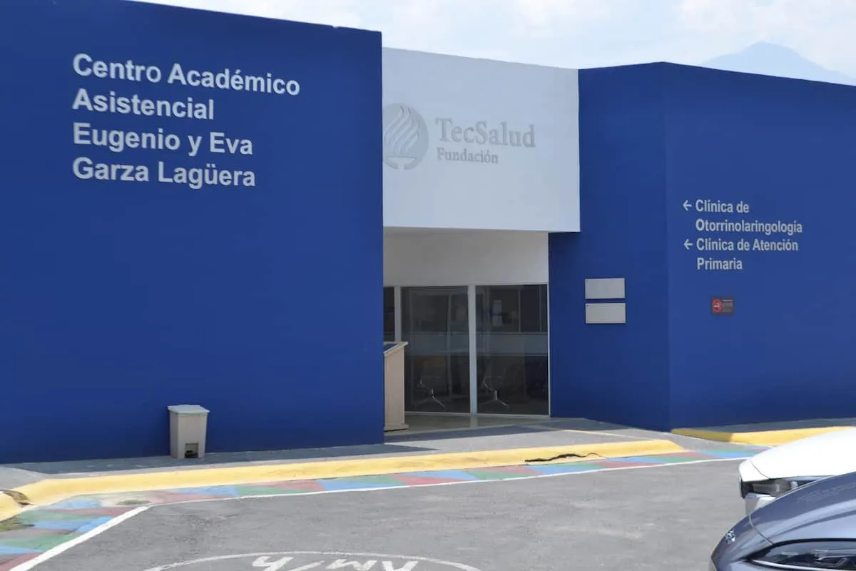 Fachada del Centro Académico Asistencial Eugenio y Eva Garza Lagüera de TecSalud