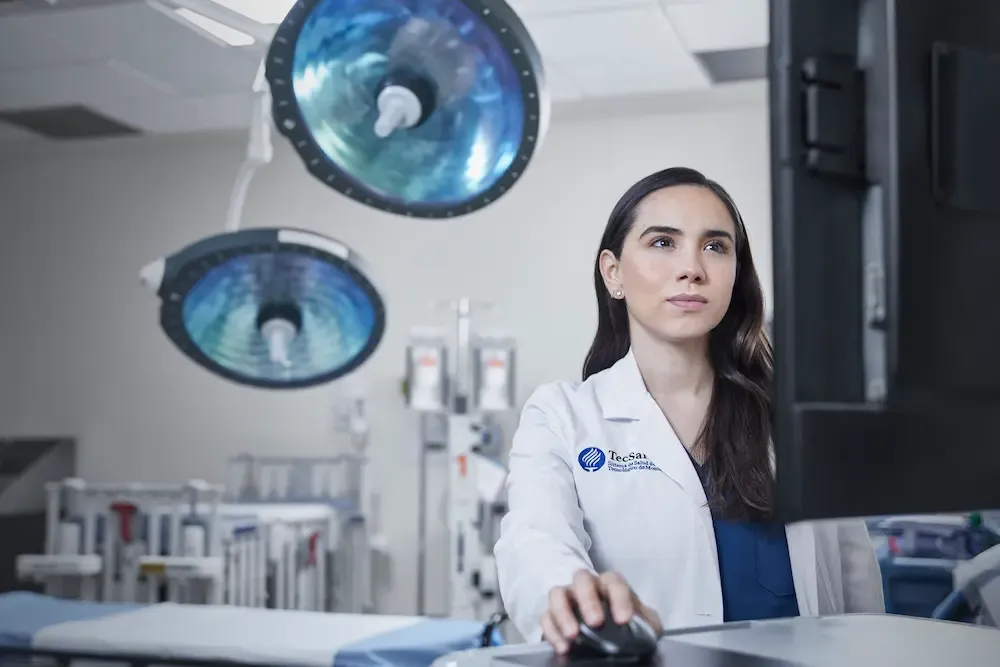 Doctora de Tecsalud realizando estudios por computadora