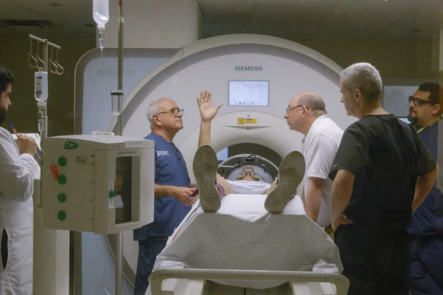 TecSalud: pionero en terapia no invasiva para temblores y Parkinson