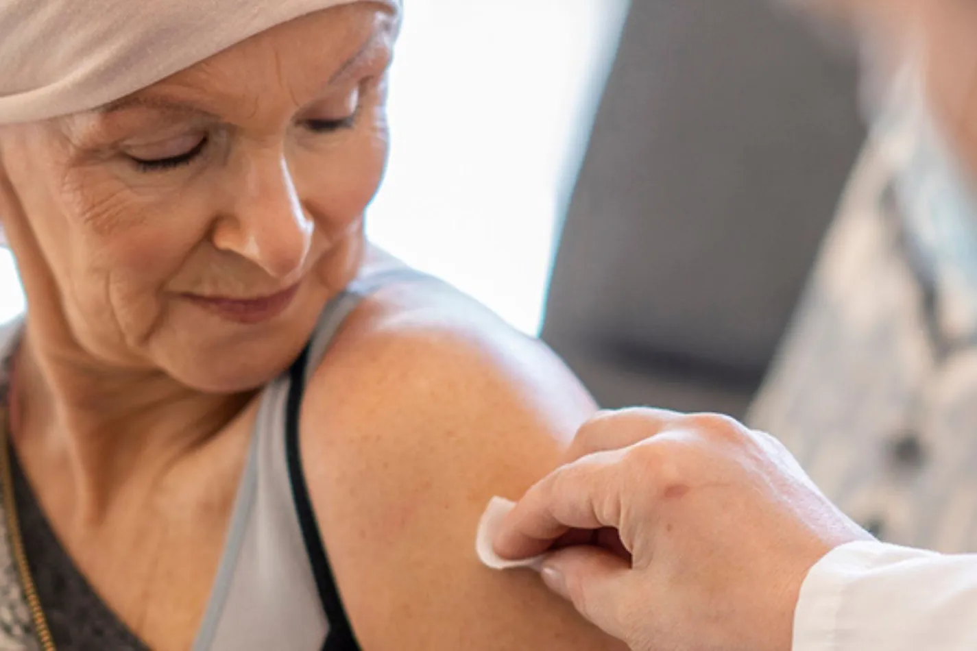 ¿Las personas con cáncer se deben vacunar contra COVID-19?