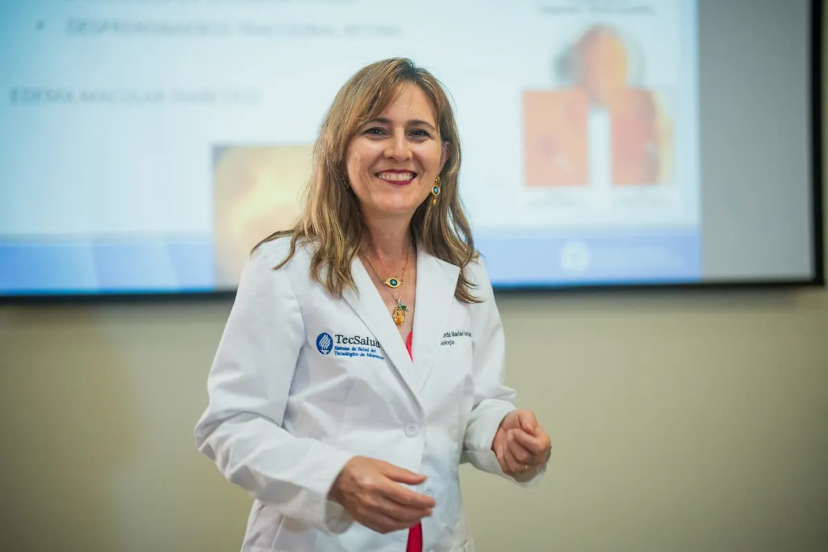 Especialista de TecSalud dando catedra en el programa multicéntrico