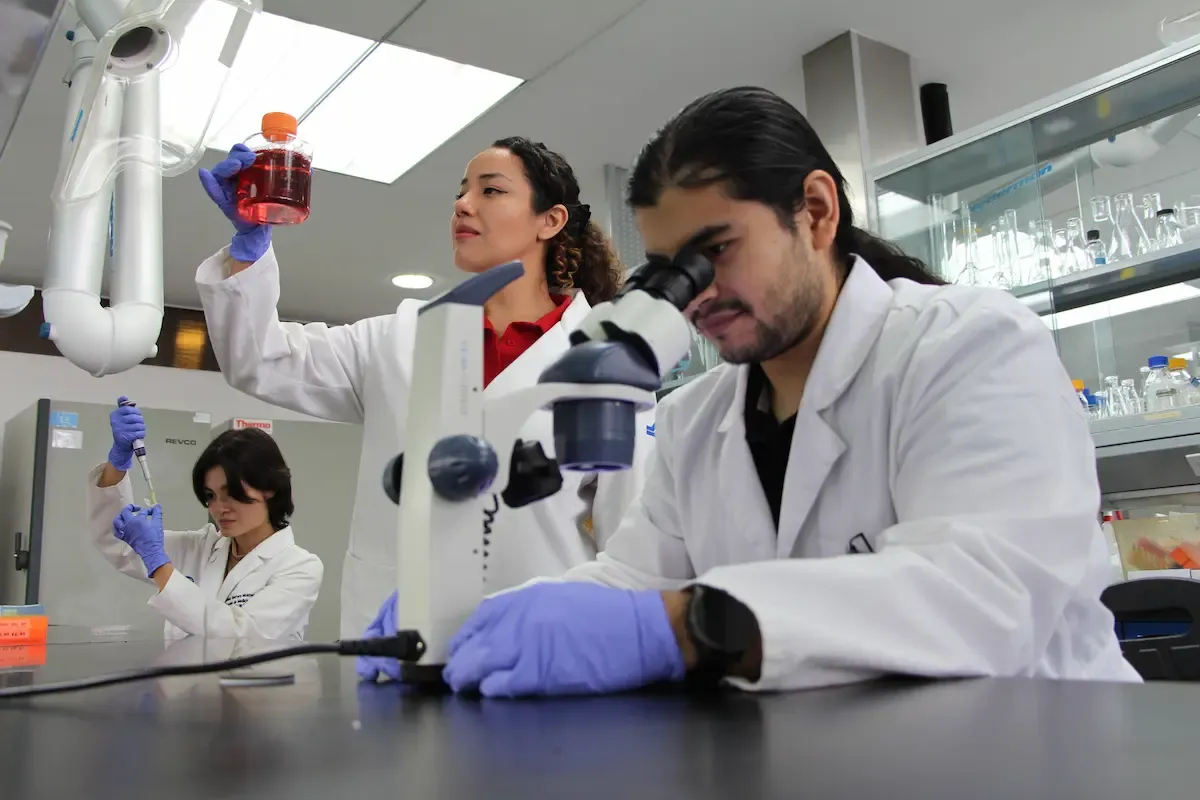Estudiantes de posgrado en TecSalud realizando pruebas de laboratorio