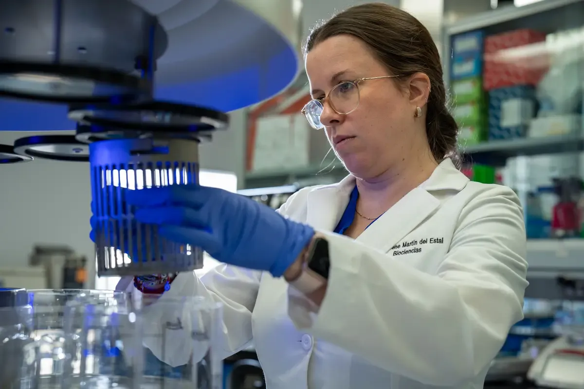 Especialista de TecSalud realizando pruebas de laboratorio