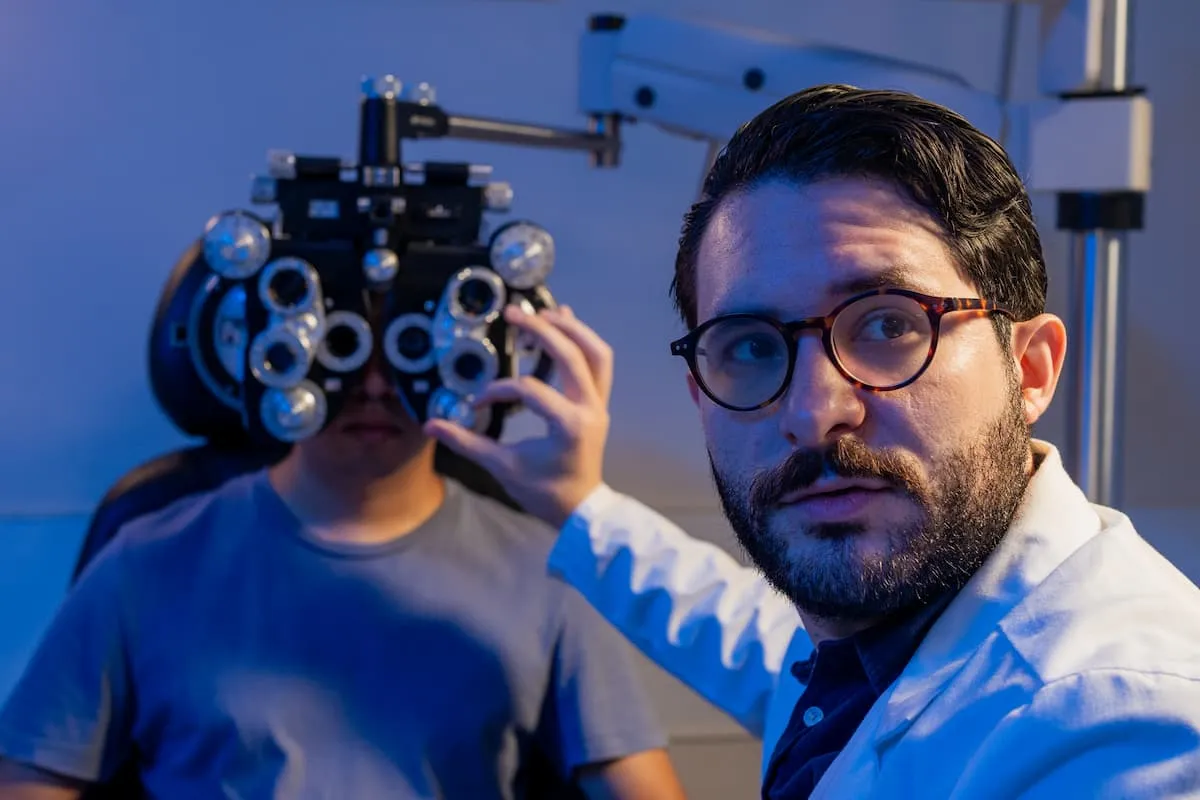 Profesional de la Salud haciendo examen oftalmológico en el Centro de Salud Integral de TecSalud