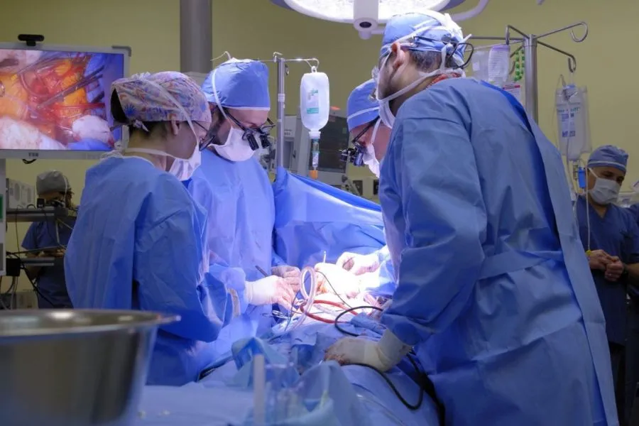 TecSalud realiza implante cardiaco pionero para falla cardiaca severa
