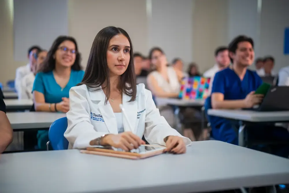 Estudiante de medicina tomando clase