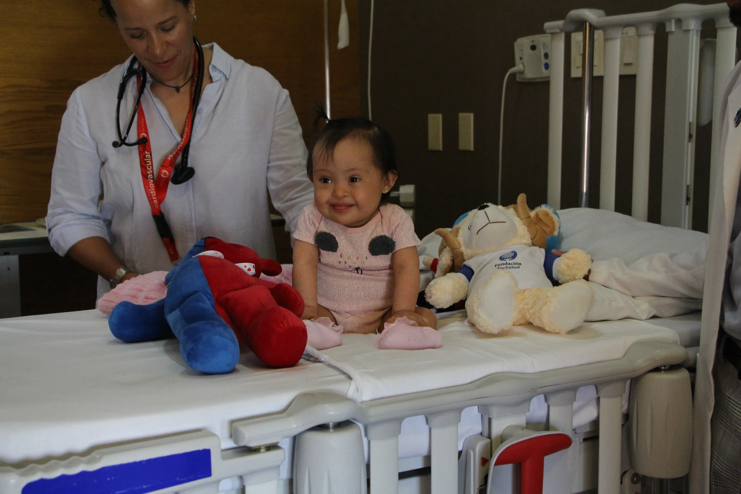 Dra. Britton atendiendo a paciente pediatrico.